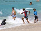 Heidi Klum mostra boa forma em dia de praia com os filhos no Caribe