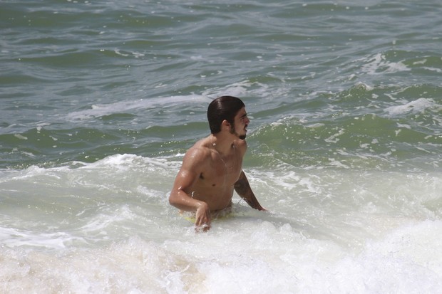 Caio Castro surfa na praia da Macumba (Foto: Dilson Silva / Agnews)