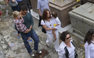 Vanessa Lóes com a família no enterro da atriz Lídia Mattos (Foto: André Muzell / AgNews)