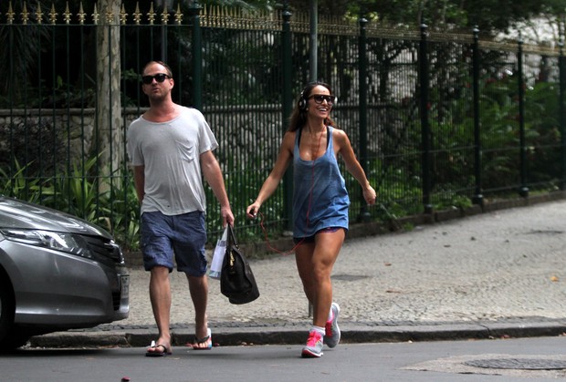 Sabrina Sato faz caminha com amigo no Leblon RJ (Foto: Wallace Barbosa/AgNews)