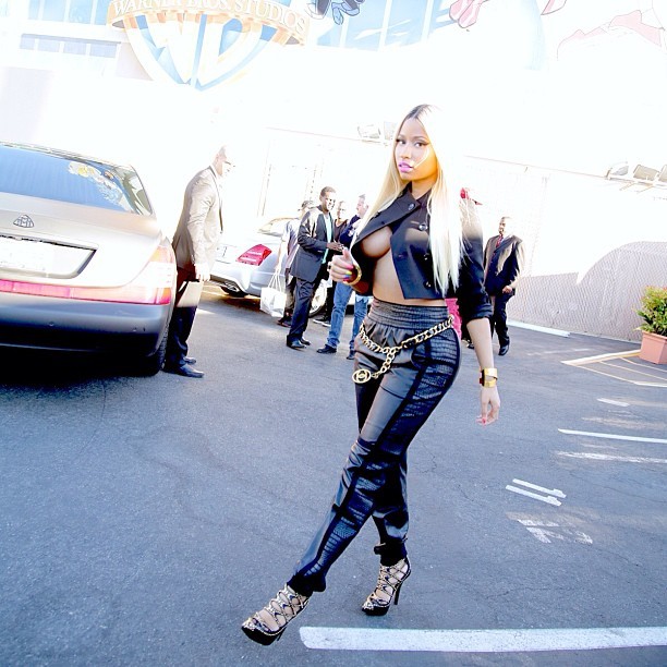 Nicki Minaj usa look ousado em bastidores de programa na Califórnia, nos Estados Unidos (Foto: Instagram/ Reprodução)