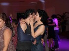 Letícia Sabatella troca beijos apaixonados com o namorado