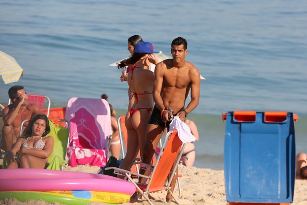 Marcelo Mello Jr na praia (Foto: André Freitas / AgNews)