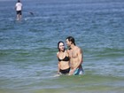 Juliano Cazarré e a mulher exibem barrigas sequinhas em praia carioca