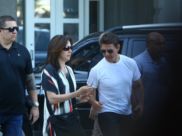 Tom Cruise deixa hotel em Copacabana, RJ (Foto: Marcello Sá Barretto / Agnews)