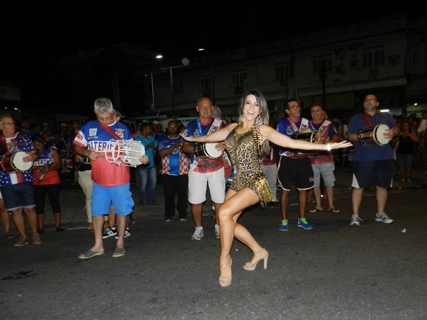Tânia Oliveira em ensaio de rua da União da Ilha no Rio (Foto: Divulgação)