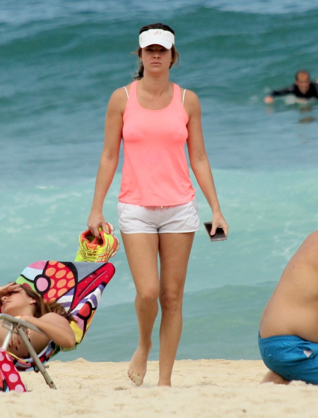 Letícia Birkheuer na praia (Foto: J.Humberto / AgNews)