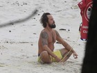 Paulinho Vilhena medita e pega onda em praia do Rio de Janeiro