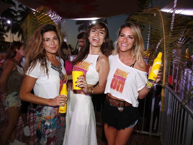 Fernanda Paes Leme, Maria Casadevall e Giovanna Ewbank em festa em festa em Porto de Galinhas, Pernambuco (Foto: Felipe Panfili/ Ag. News)