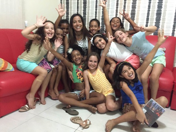 Anitta faz supresa para Luiza e as amiguinhas (Foto: Divulgação)