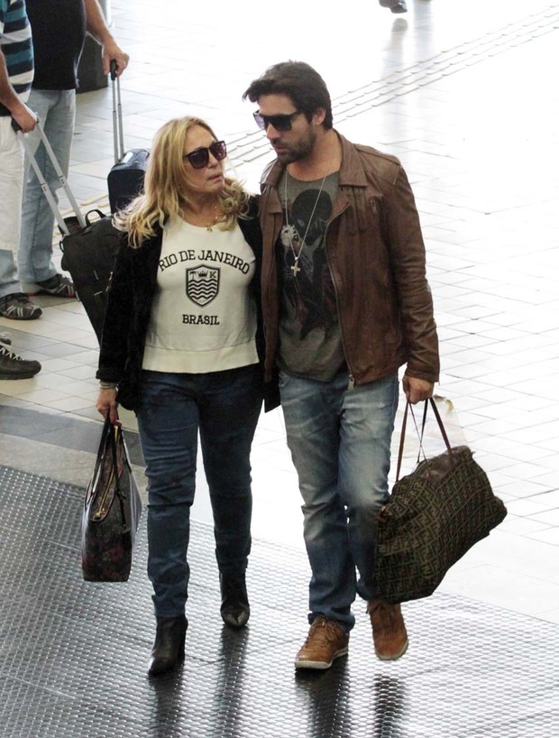 Susana Vieira e Sandro Pedroso no aeroporto (Foto: Orlando Oliveira/AgNews)