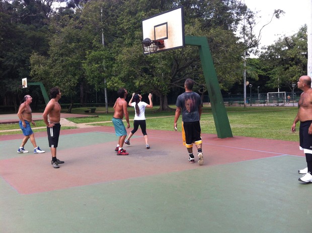Kamilla jogando basquete (Foto: Divulgação)