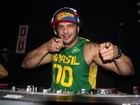 Ex-BBB Kléber Bambam se apresenta como DJ no Rio