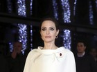 Pura elegância! Angelina Jolie rouba a cena em tapete vermelho 