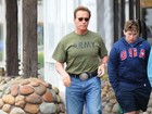 Arnold Schwarzenegger é visto comprando móveis com a ex