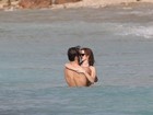 Emma Watson namora no mar do Caribe