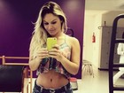 Ex-BBB Natalia Casassola posa de shortinho e barriga de fora