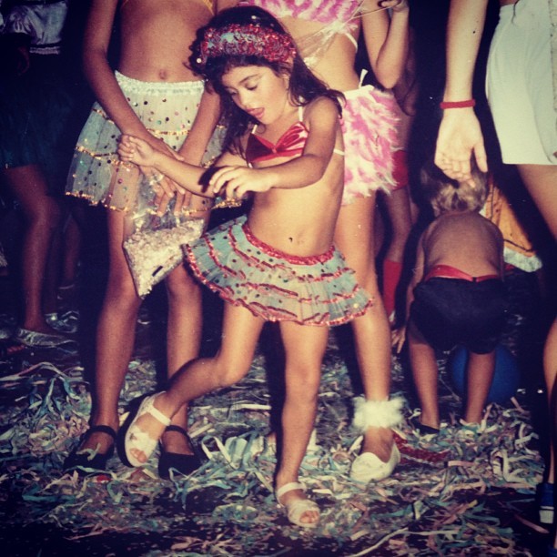 Carol Castro posta foto de carnaval na infância (Foto: Instagram)