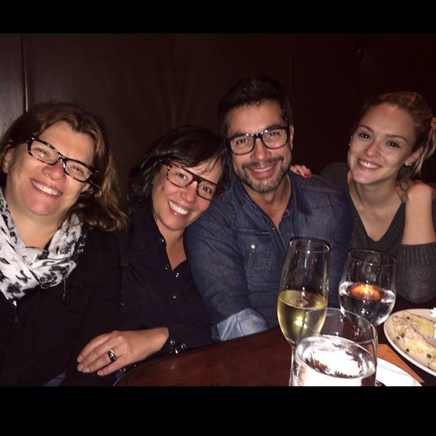 Isabelle Drummond janta com Denise Saraceni, Fernando Torquatto e Gogoia Sampaio (Foto: Instagram)