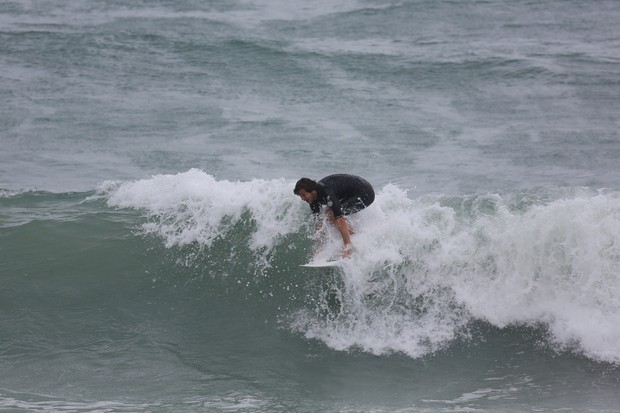 Vladimir Brichta na praia da Macumba, no Rio (Foto: Dilson Silva / Agnews)