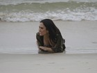 De minissaia, Tatá Werneck grava cena de 'Amor à vida' em praia carioca
