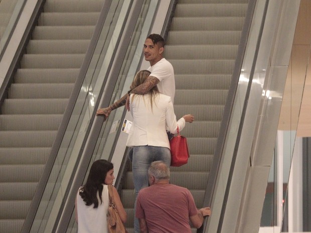Paolo Guerrero e a noiva, a modelo peruana Alondra García Miró, em shopping na Zona Oeste do Rio (Foto: Wallace Barbosa/ Ag. News)