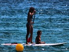 Paula Morais pratica stand up paddle com a filha de Ronaldo Fenômeno