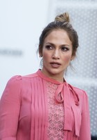 Jennifer Lopez surpreende com look comportado nos Estados Unidos