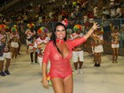 Solange Gomes rouba a cena com look transparente e calcinha brilhosa
