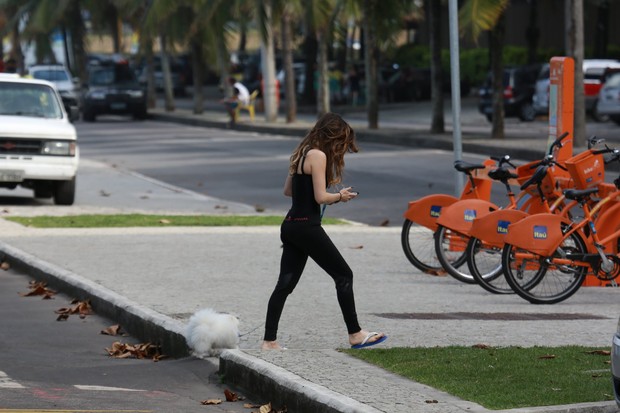 Fernanda Vasconcellos passeia com o cachorro (Foto: Dilson Silva / AgNews)