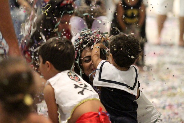 Juliana Paes e o filho (Foto: JOHNSON PARRAGUEZ/ PHOTO RIO NEWS)