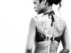 Coberta de sal, Rihanna posa de biquíni no Mar Morto, em Israel