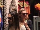 Marta, jogadora de futebol, passeia com amiga em shopping do Rio