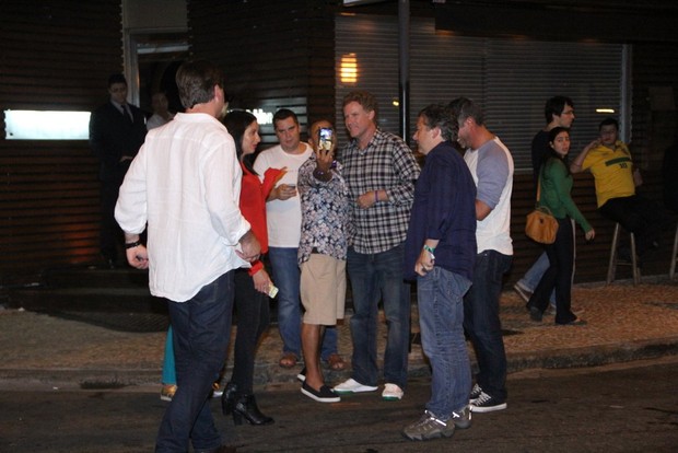 Will Ferrell atende fãs em passeio no Leblon (Foto: Rodrigo dos Anjos/ AgNews)