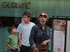 Carolina Dieckmann passeia com os filhos com visual despojado