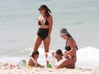 Giovanna Antonelli usa biquinão para ir à praia com as filhas