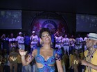 Juliana Alves usa shortinho para não mostrar demais em noite de samba