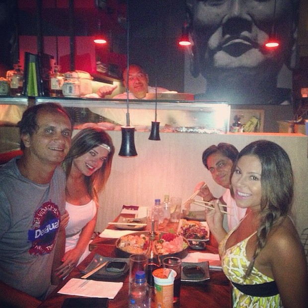Thammy Miranda e Andressa Ferreira com amigos em restaurante na Zona Sul do Rio (Foto: Instagram/ Reprodução)