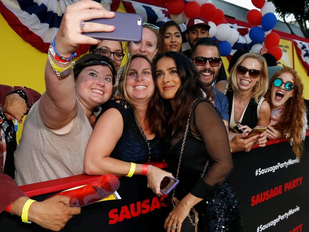 Salma Hayek com fãs em première de filme em Los Angeles, nos Estados Unidos (Foto: Mario Anzuoni/ Reuters)
