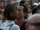 Sophie Charlotte e Malvino Salvador trocam beijos em show no Rio