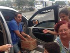 Zeca Pagodinho faz festa e distribui doces de Cosme e Damião na rua