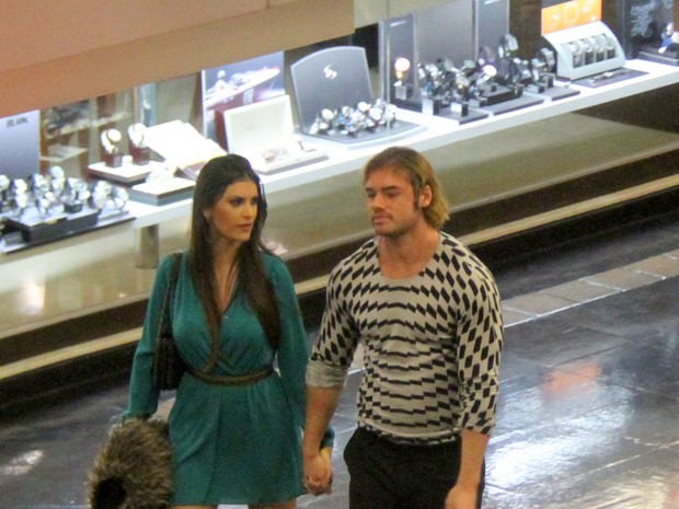 Thor Batista com namorada, Lunara Campos, em shopping no Rio (Foto: Daniel Delmiro/ Ag. News)