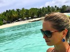De biquíni, Susana Werner posa em praia paradisíaca