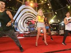 Bárbara Evans usa minissaia e rebola em palco na Bahia