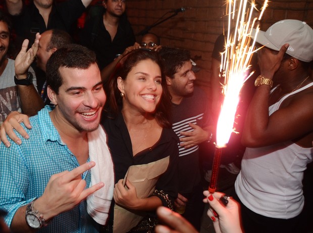 Thiago Martins e Paloma Bernardi comemoram um ano de namoro em show no Rio (Foto: Ari Kaye/ Divulgação)