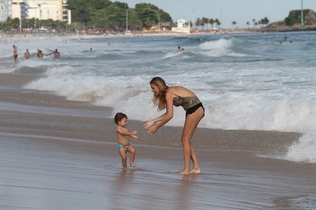 Letícia Birkheuer com o filho na praia (Foto: Wallace Barbosa / AgNews)