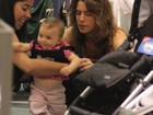 Letícia Spiller passeia com a filha (superfofucha!) no Rio