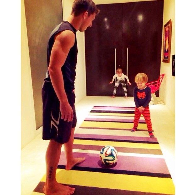 Amaury Nunes, namorado de Danielle Winits, brinca com os filhos da atriz, Noah e Guy (Foto: Instagram/ Reprodução)
