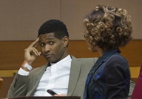 Usher antes de começar a audiência nesta sexta-feira, 9 (Foto: Christopher Aluka Berry / Reuters / Agência)