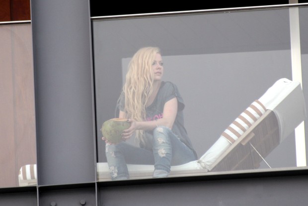 Avril Lavigne na sacada do hotel (Foto: J. Humberto / AgNews)